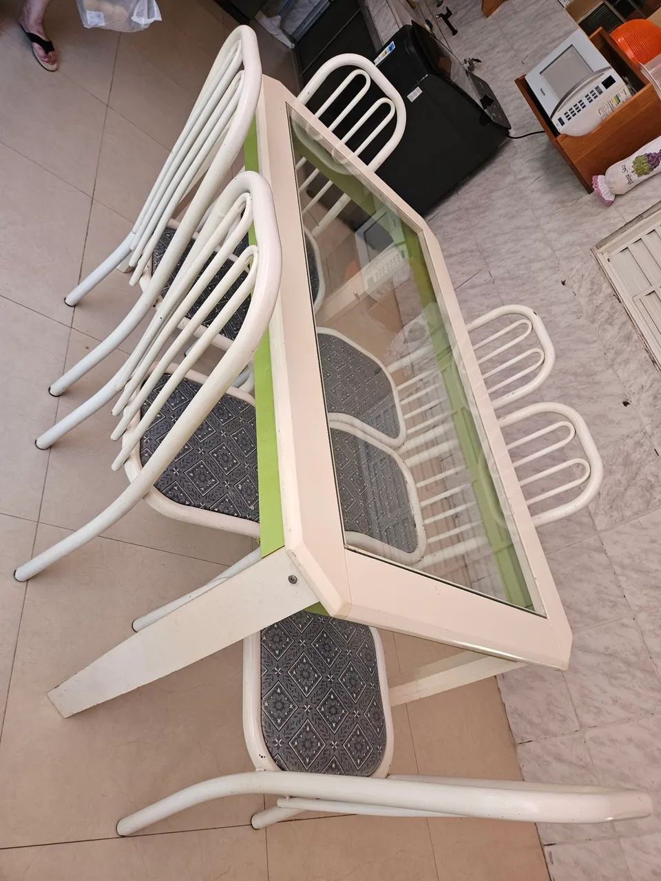 Vendo jogo de mesa e cadeiras - Foto 2