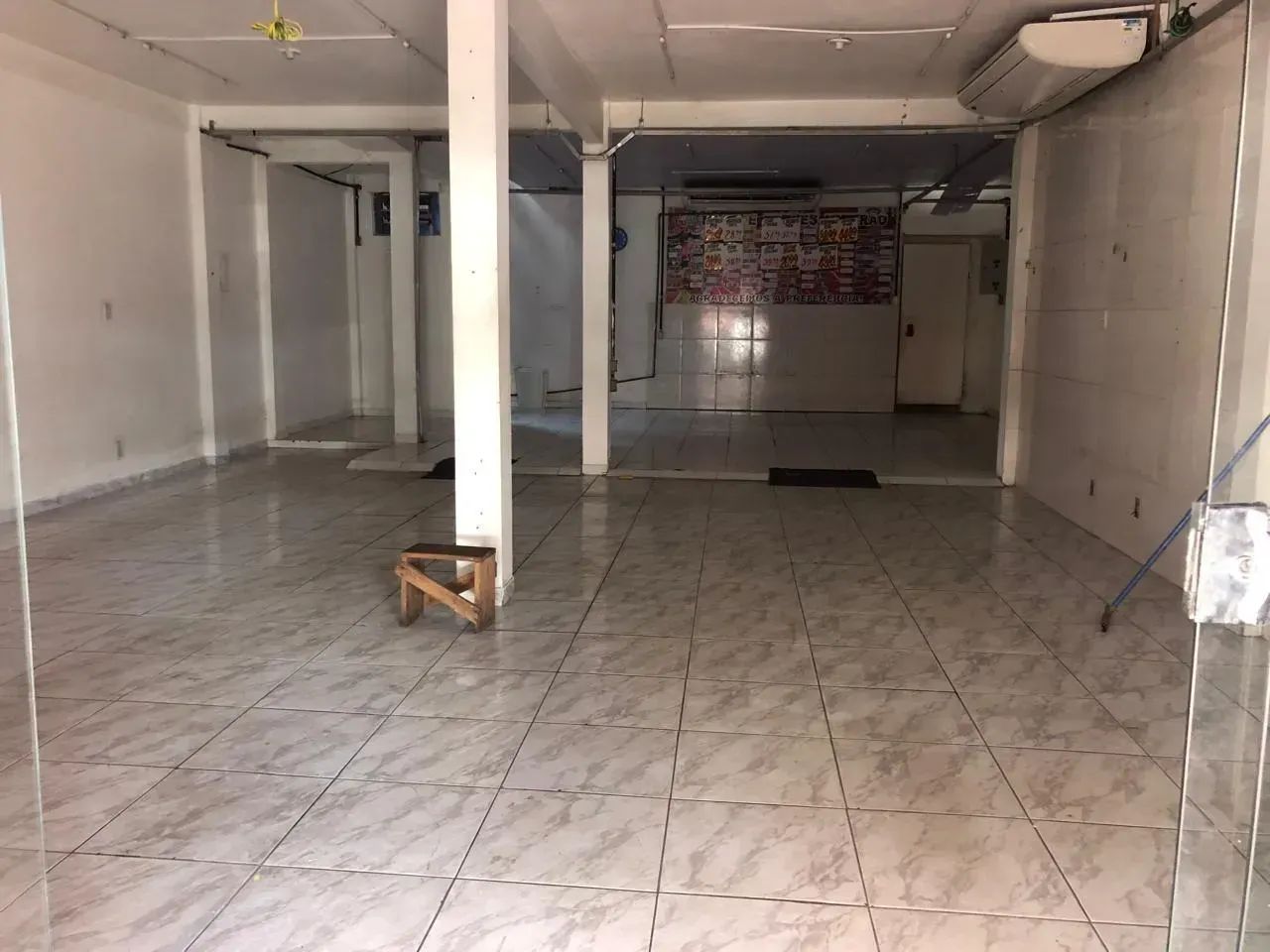 PRÉDIO COMERCIAL NO BAIRRO MULTIRÃO COM 02 APARTAMENTOS EM CIMA! - Foto 2