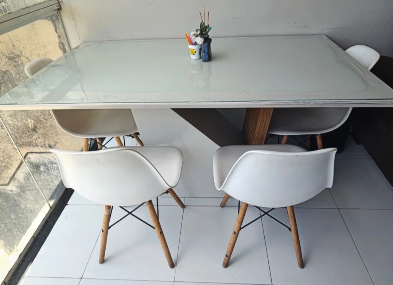 Conjunto de mesa com 4 cadeiras