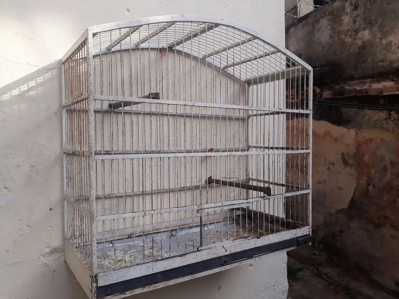 Vendo ótima gaiola grande de trinca ferro e outros. Barata