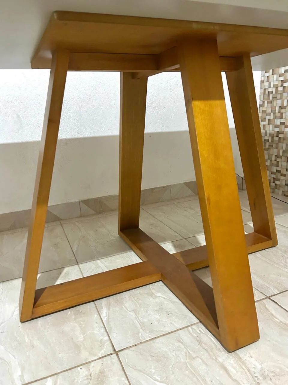 Mesa de jantar de vidro com pés e cadeiras em Madeira Maciça  - Foto 5