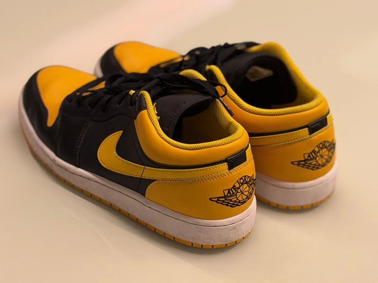 Tênis Air Jordan 1 Low black yellow - Foto 4