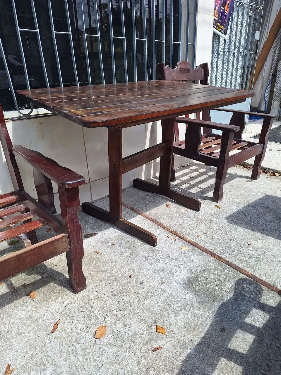 Mesa de madeira com duas cadeiras valor 700