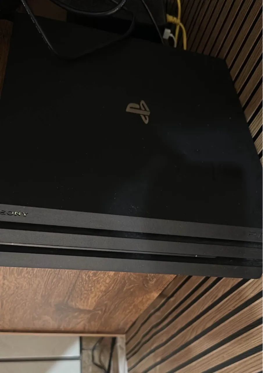 PS4 PRO 1TB - COMPLETO COM 5 JOGOS!