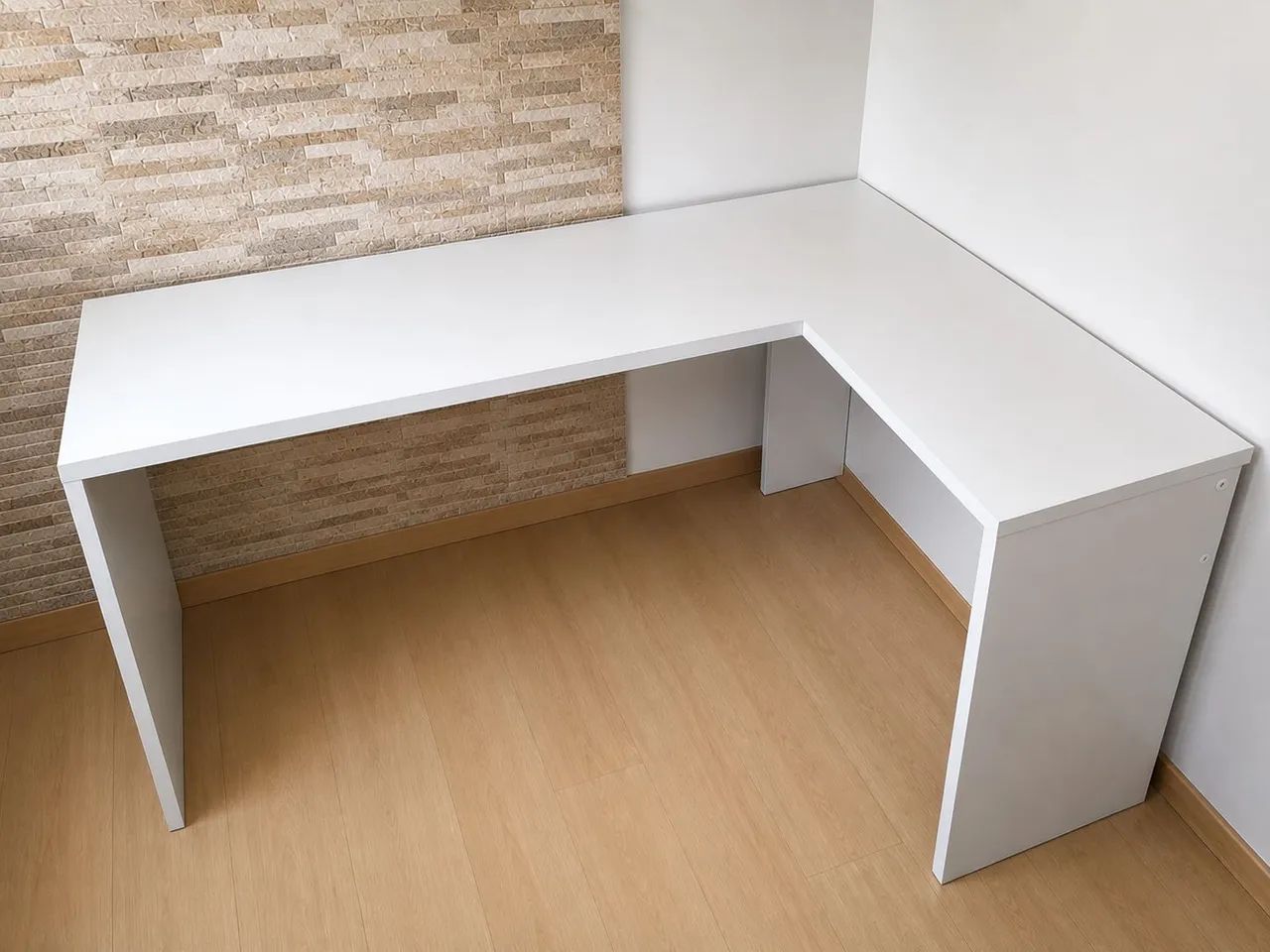 Mesa de escritório em L