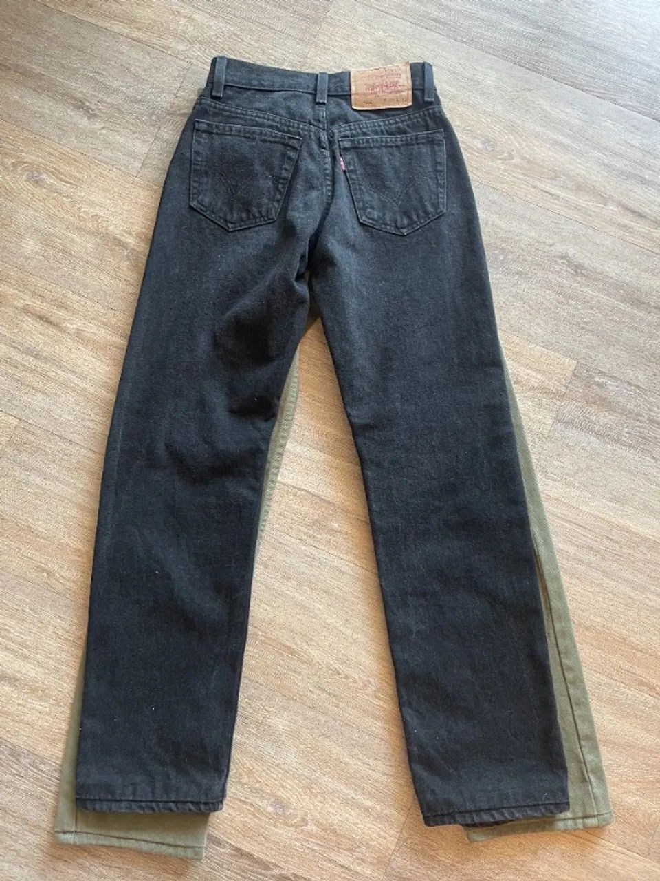 calça LEVIS - TAM 24 LINDASSSS E NOVAS! R$ 149,00 cada! - Foto 2