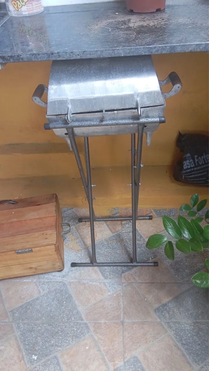 Churrasqueira com pé 