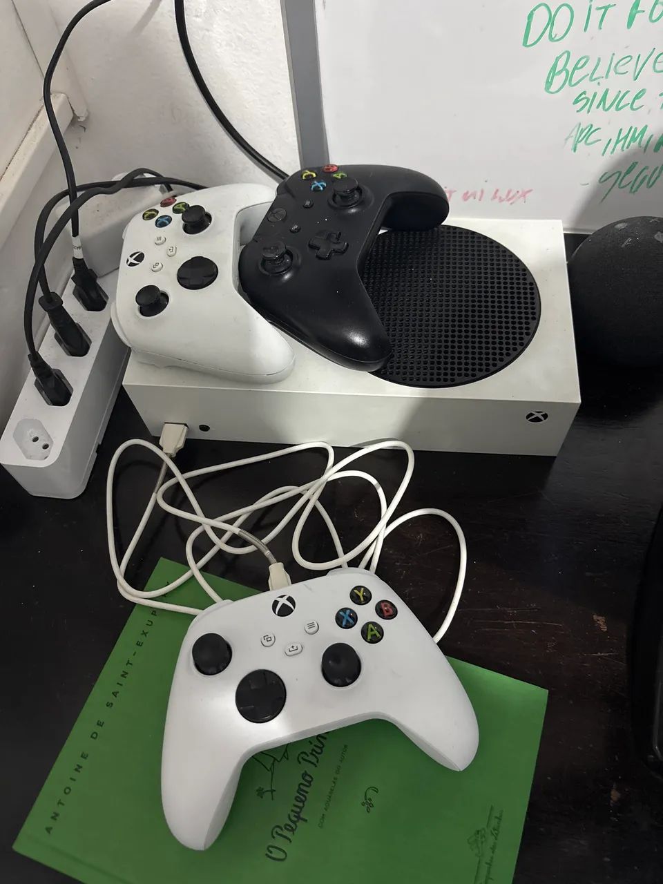 Xbox Series S - 2 controles