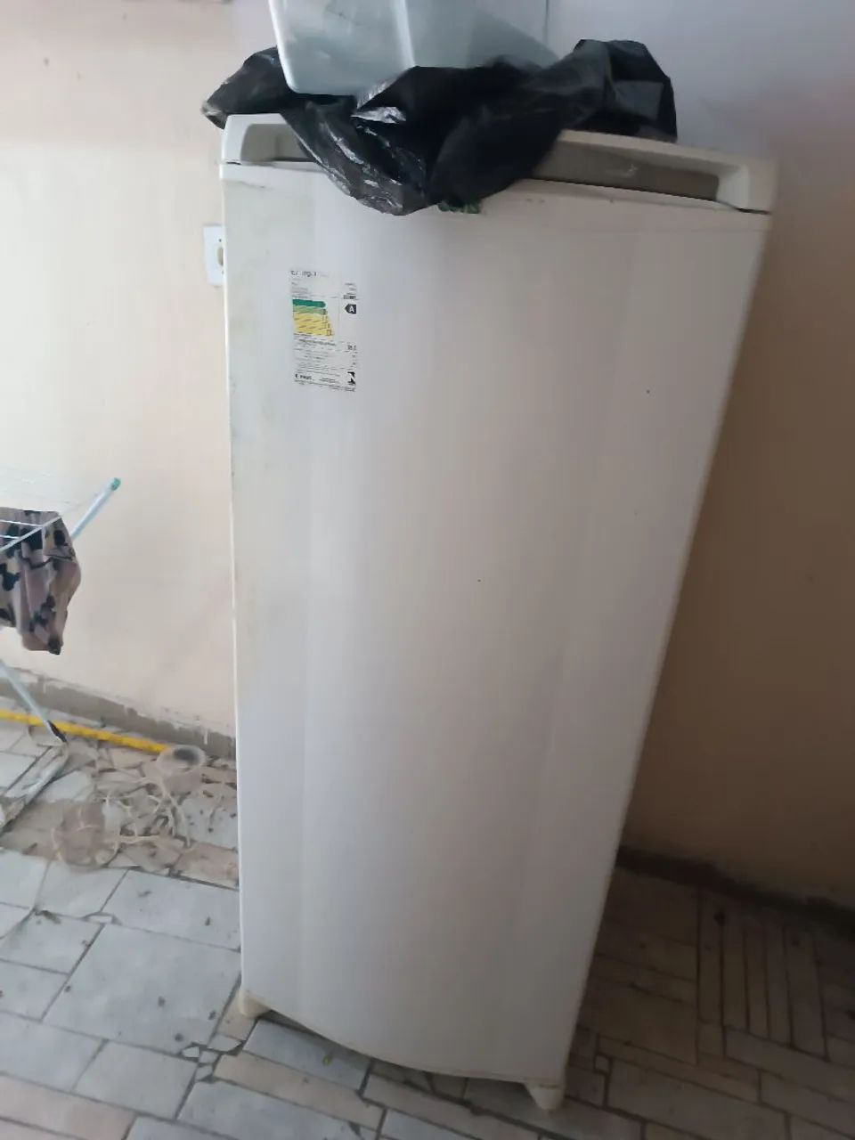 Geladeira com defeito 100 Reais 