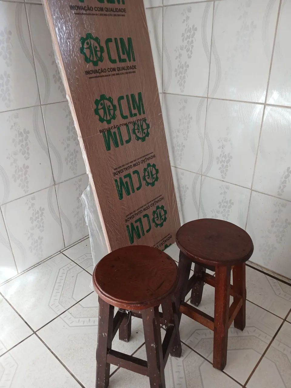 Vendo uma porta e 2 bancos de madeira  - Foto 4
