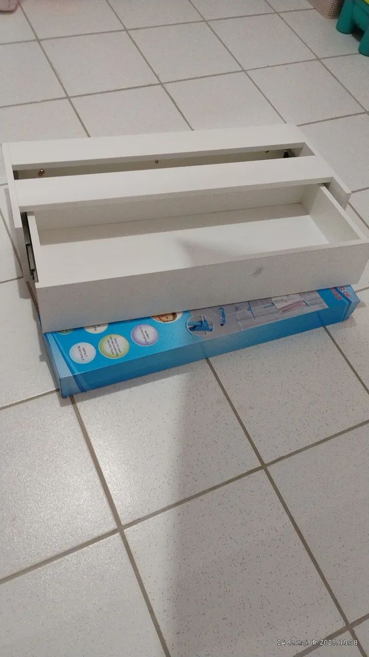 Vendo uma linda penteadeira com gaveta poco dia de uso semi nova 