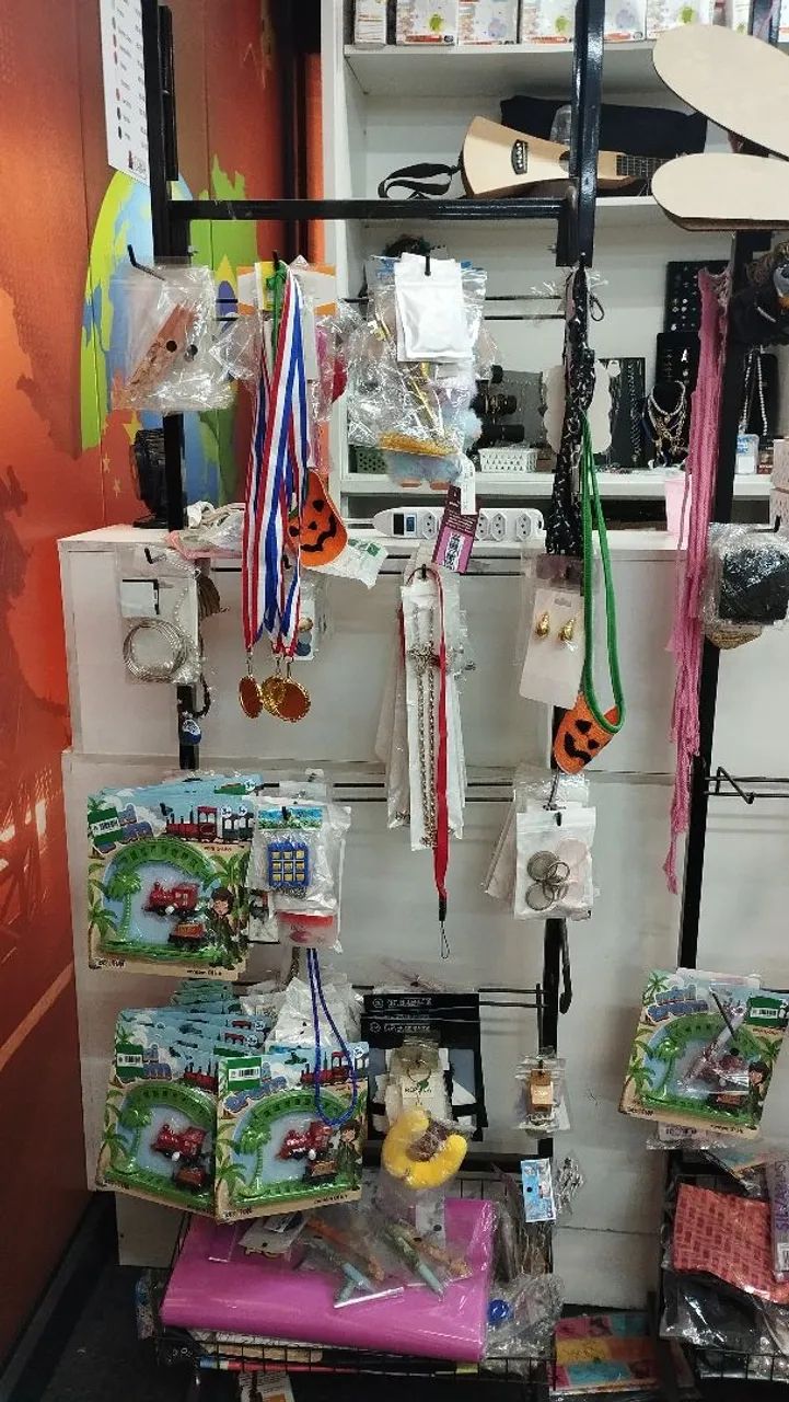 Expositor com 16 ganchos e uma cesta