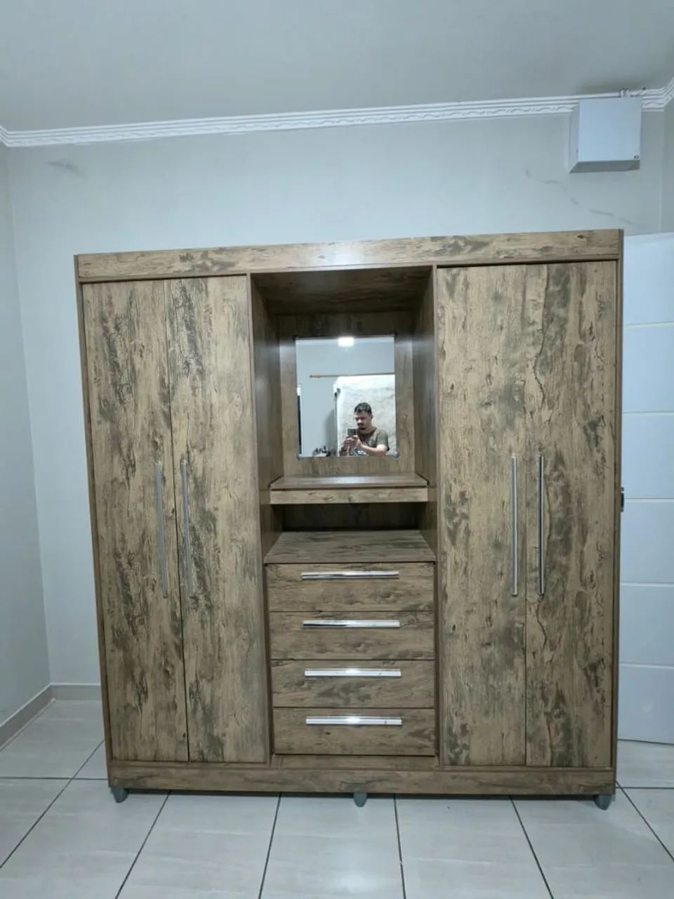 Guarda roupa marrom em ótimas condições 