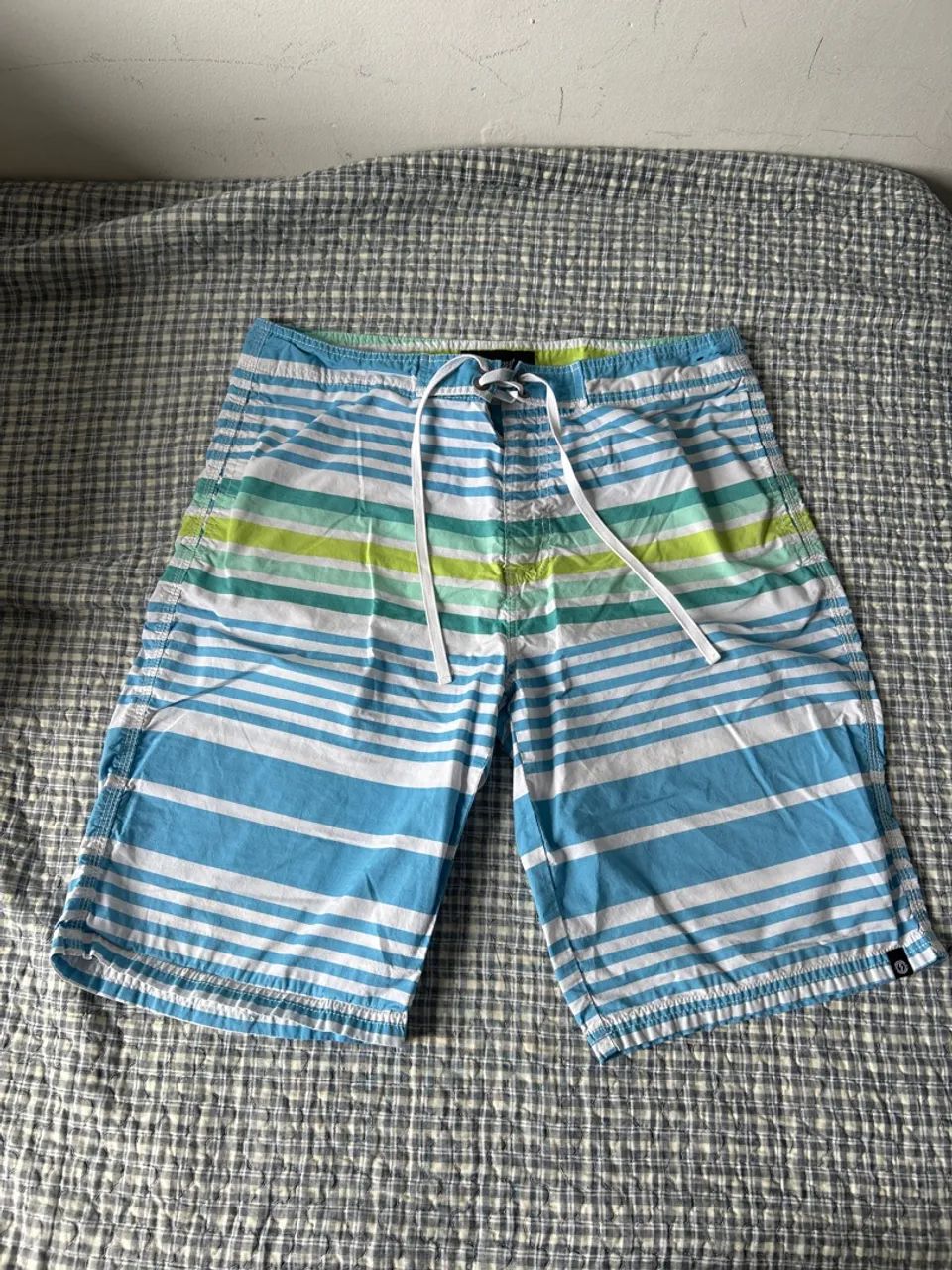 Short masculino tropical branco, azul e verde