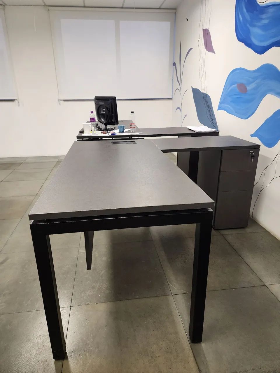 Mesa de escritório em L com gaveteiro - Foto 2