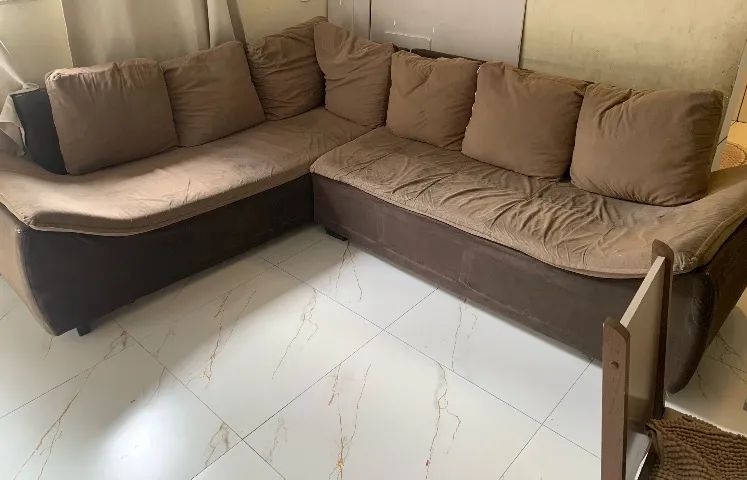 VENDO UM SOFÁ DE CANTO DE 7 LUGARES.