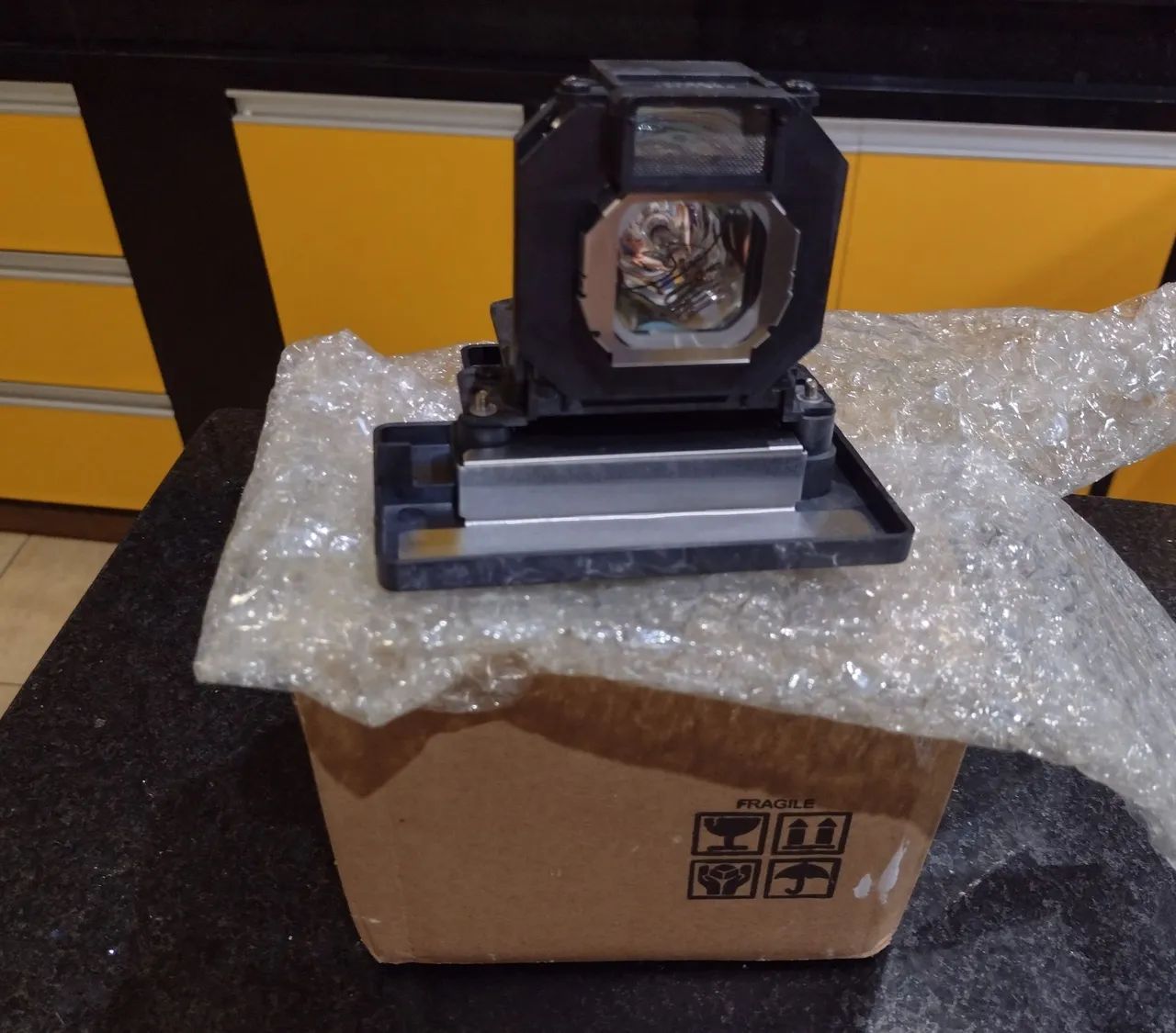 Lâmpada Projetor Panasonic PT-Ae 4000 completa com Case e zerada na caixa. - Foto 4