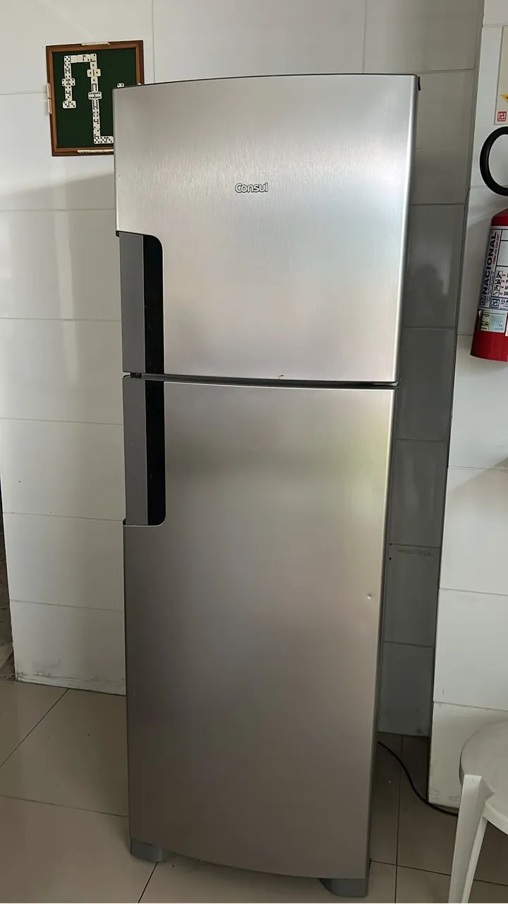 Vendo geladeira semi nova prata  - Foto 2