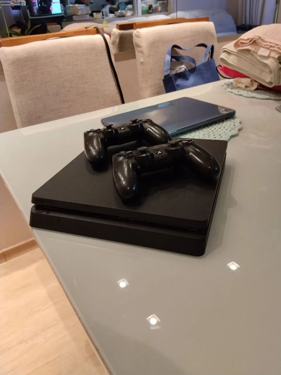 Vendo PS4  em ótimo estado com 2 controles 