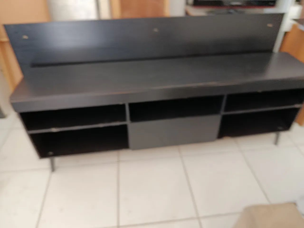Painel com rack retrô com poucas marcas de uso - Foto 2