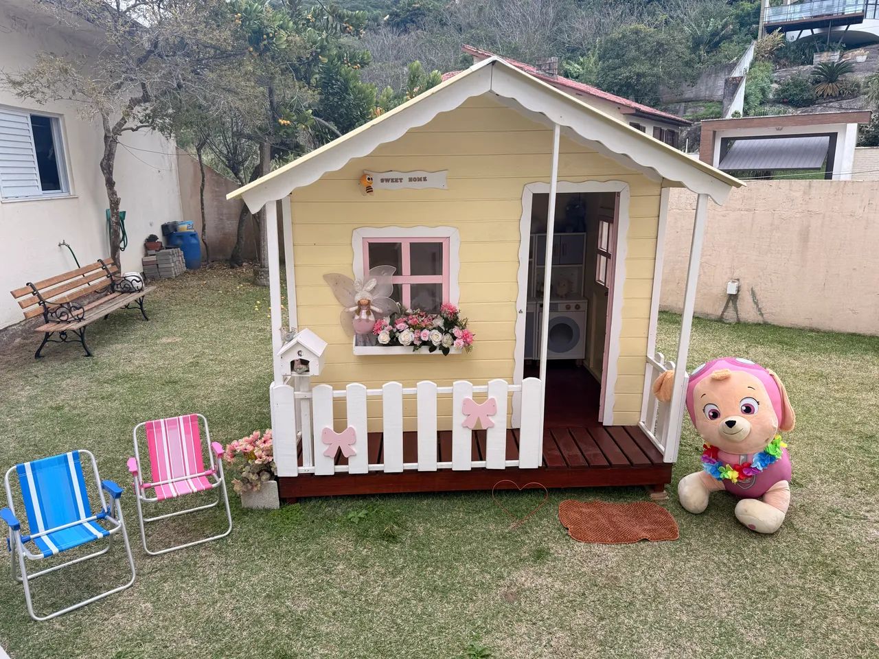 Casinha de Brinquedo Infantil Completa (Mobiliada) - Praticamente Nova