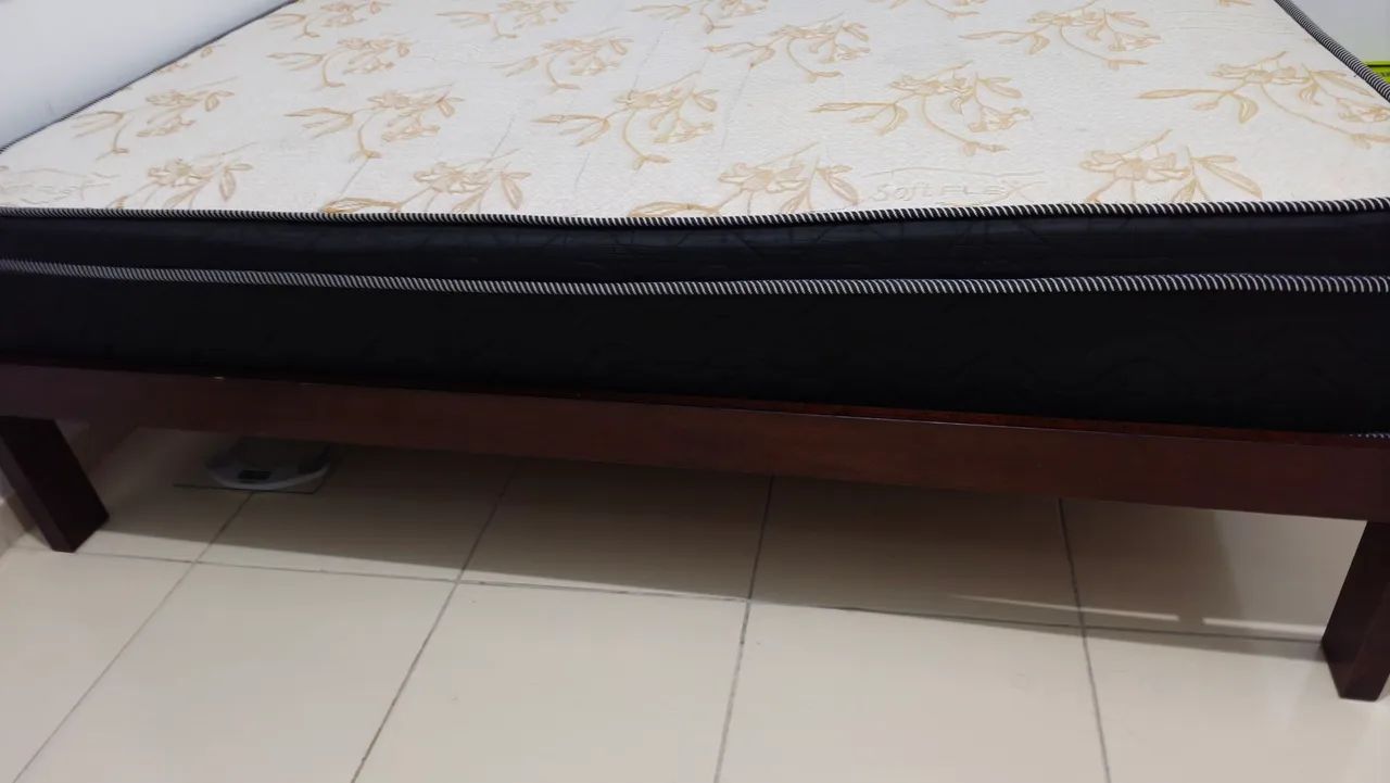 Cama de madeira com colchão de mola ensacada. - Foto 2