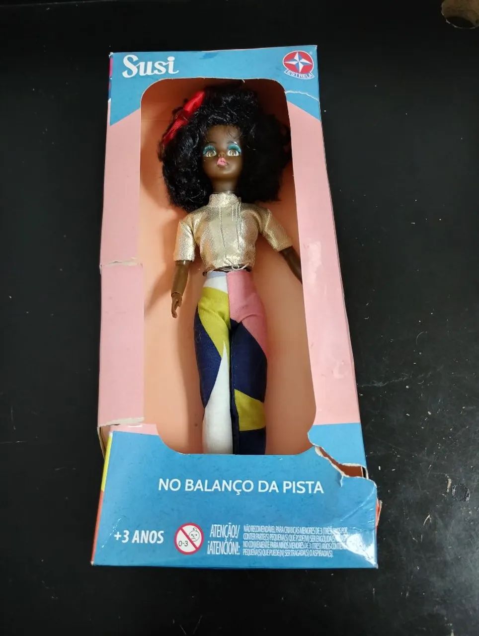 Boneca Susie no balanço da pista 