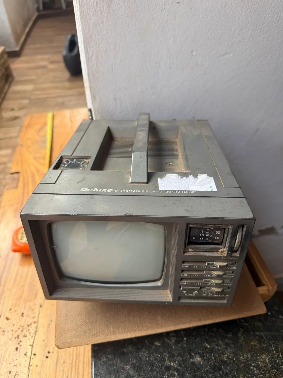 Tv pequena deluxe retrô antiga ( sem teste ) - Foto 2
