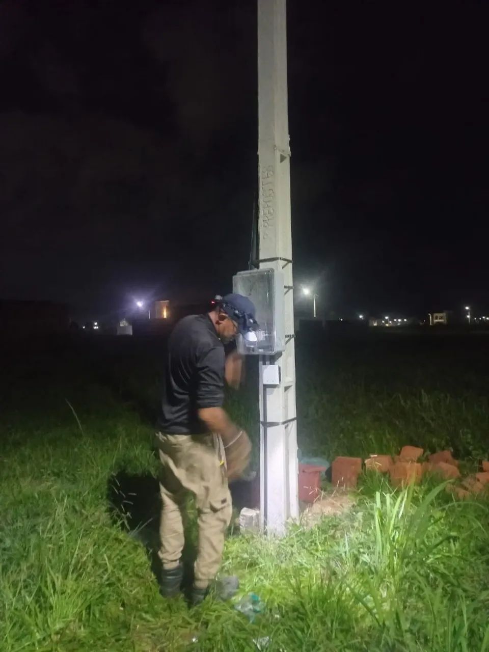POSTE COM CAIXA MEDIÇÃO PADRÃO PRA LIGAÇÃO  - Foto 3