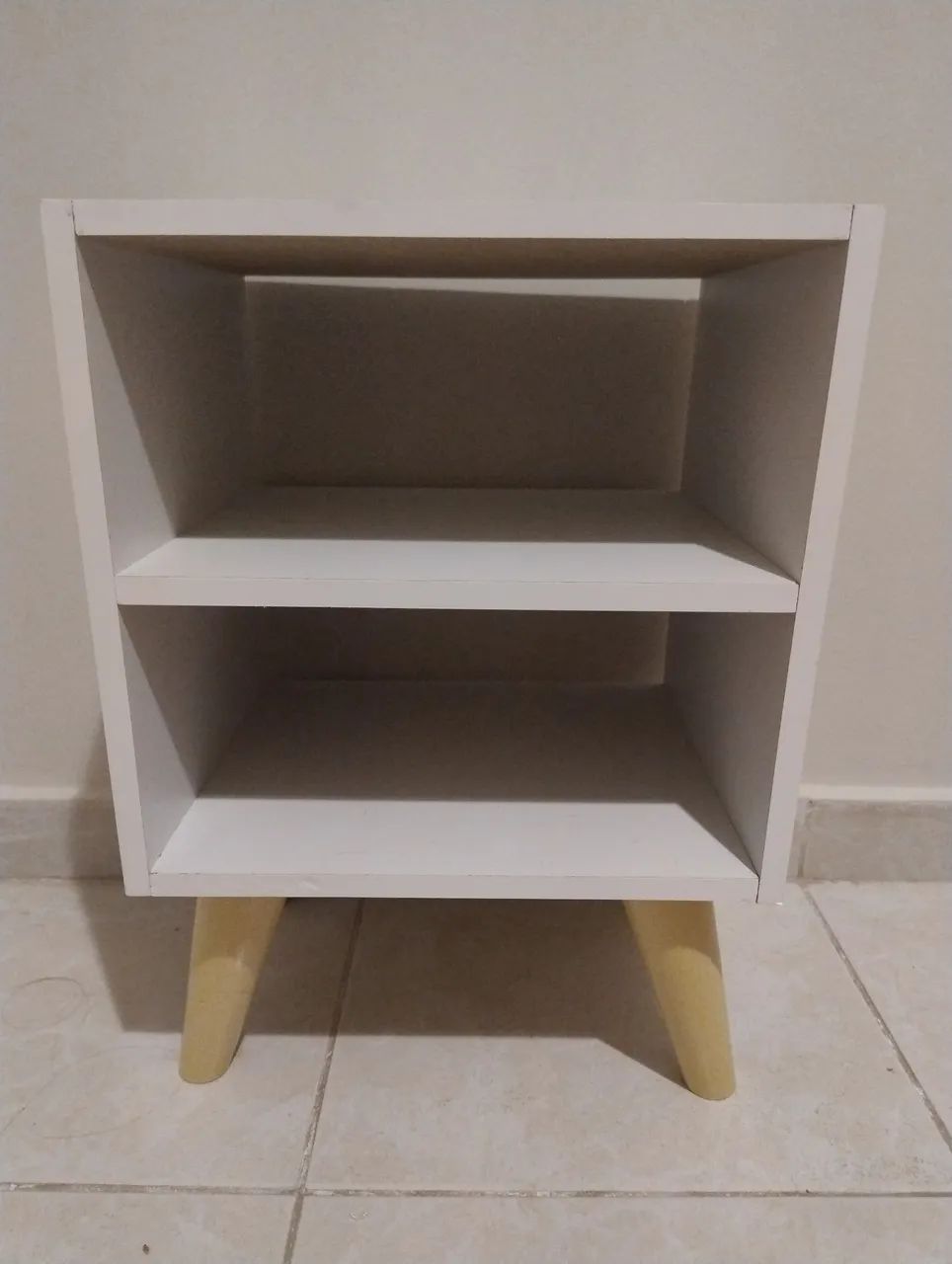 Mesa de Cabeceira Retrô Branca com 2 Nichos