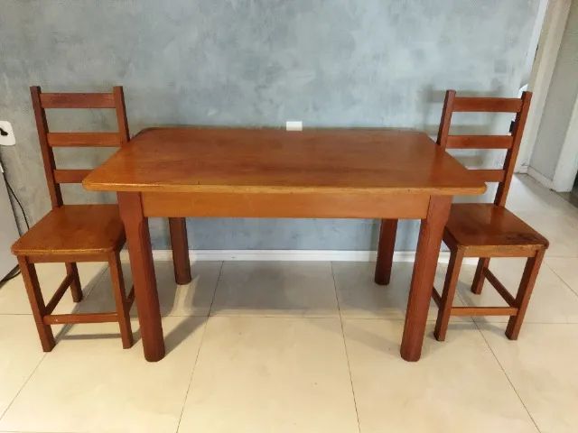 Mesa e cadeiras de madeira maciça - Foto 4