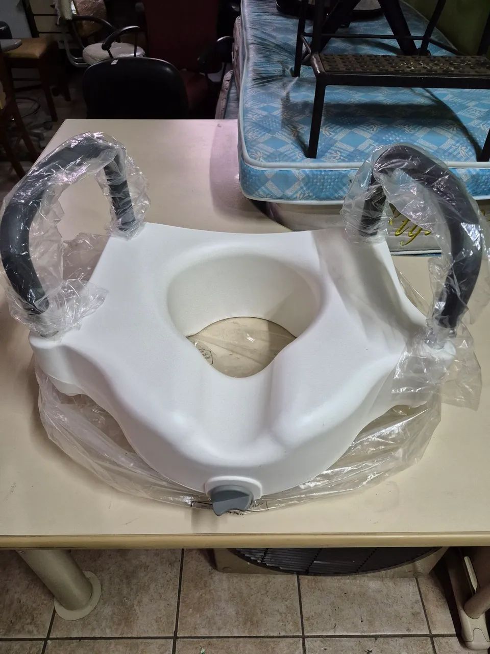 Assento Sanitario Elevado com Apoio - Foto 5