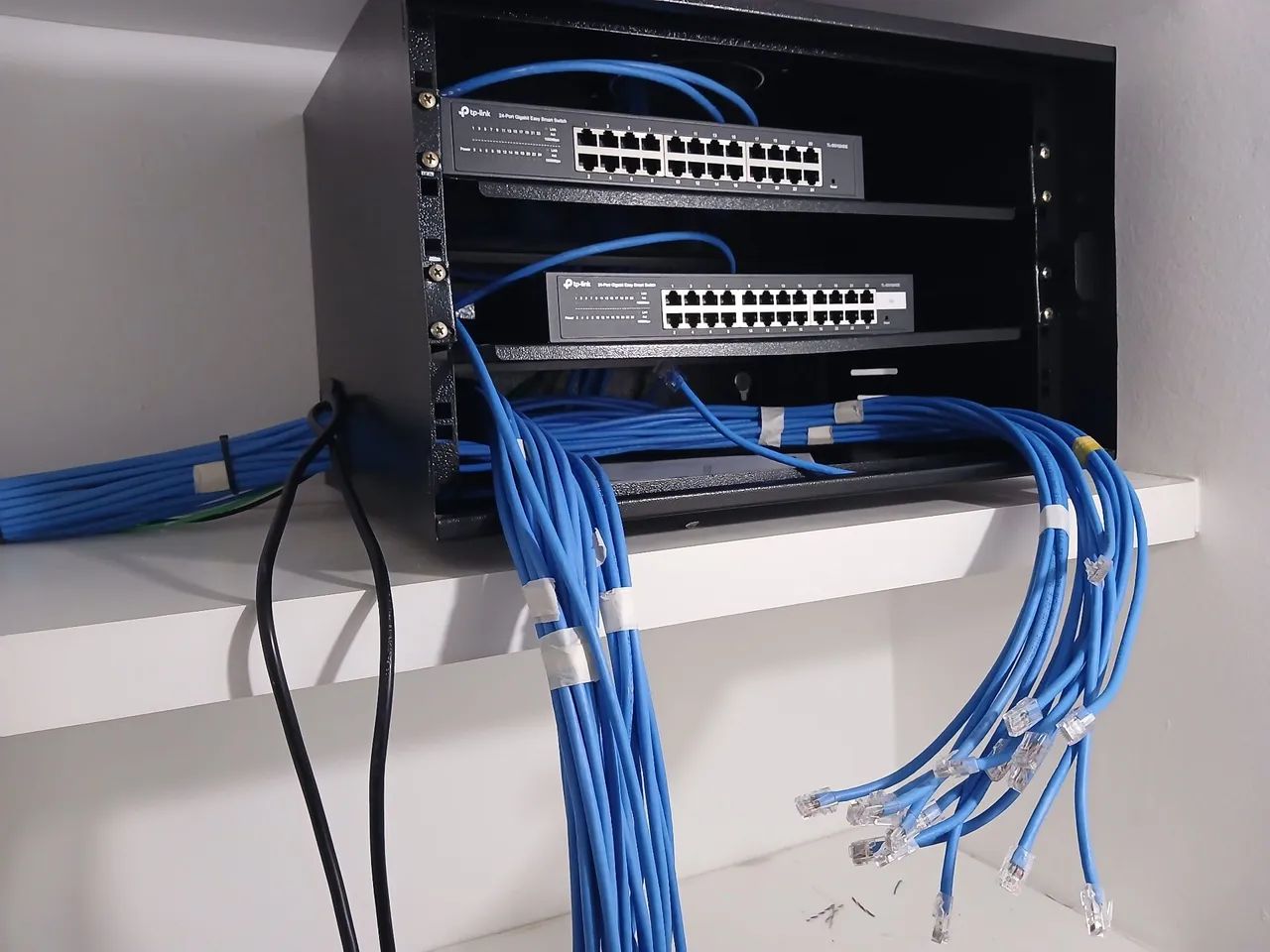 Passagem de cabo de rede e elétrica 