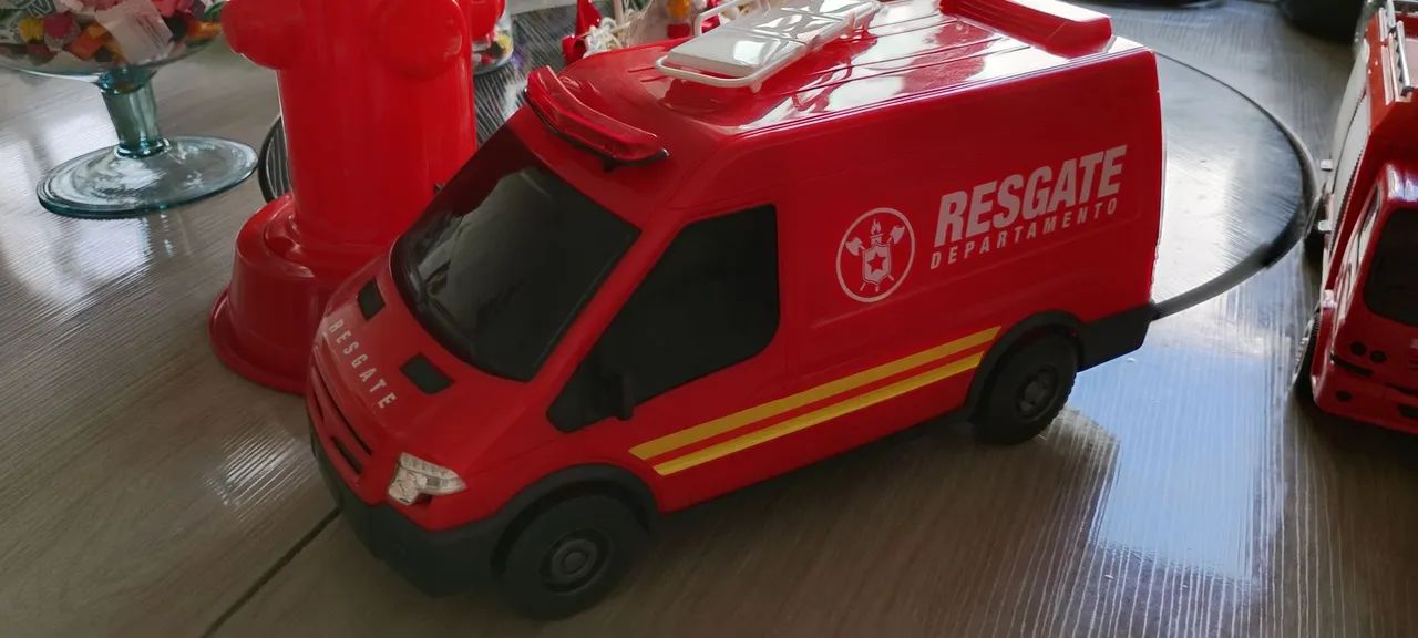Conjunto caminhões de bombeiro de brinquedo + hidrante  - Foto 4
