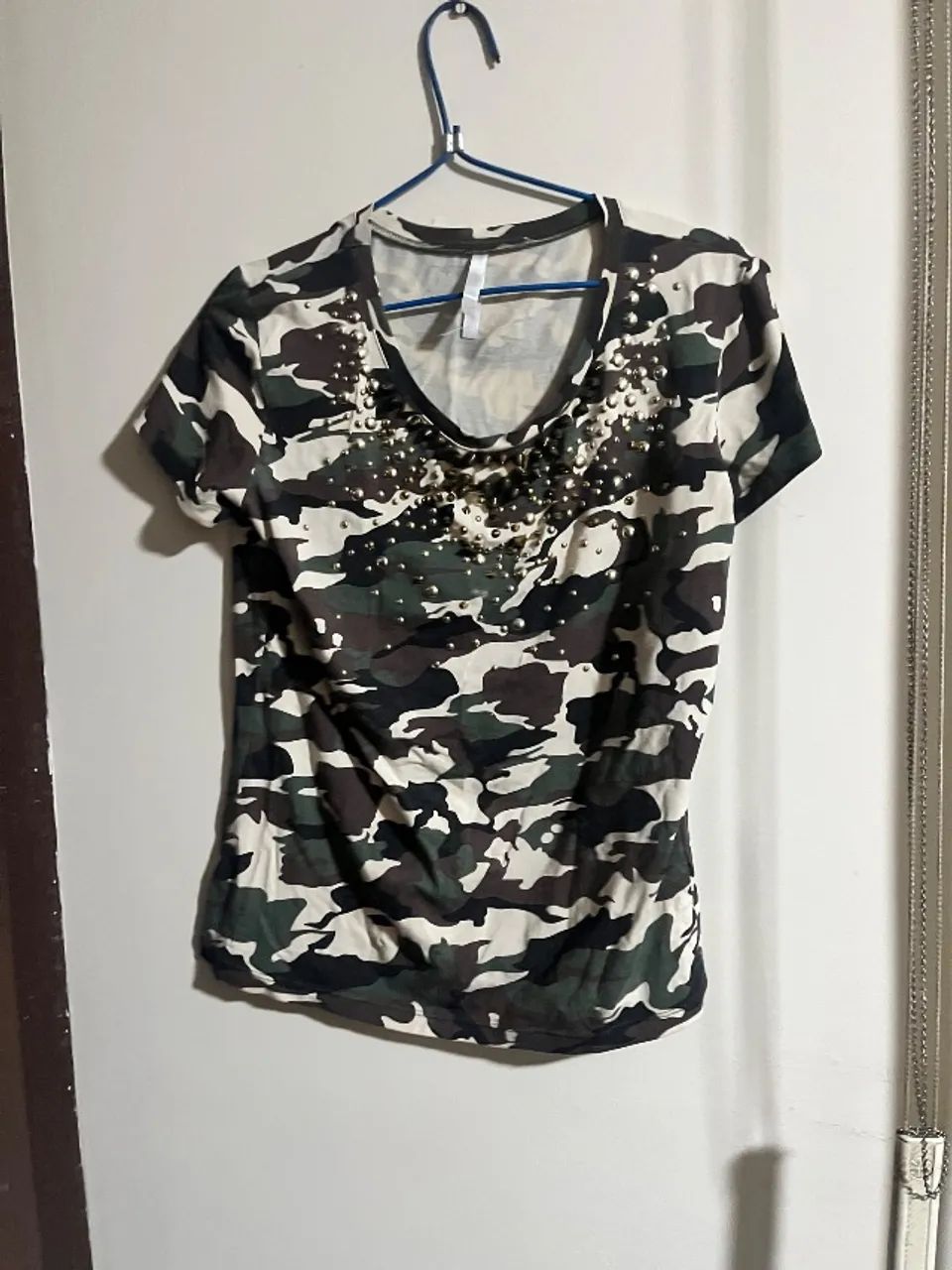 Blusa camuflada com strass