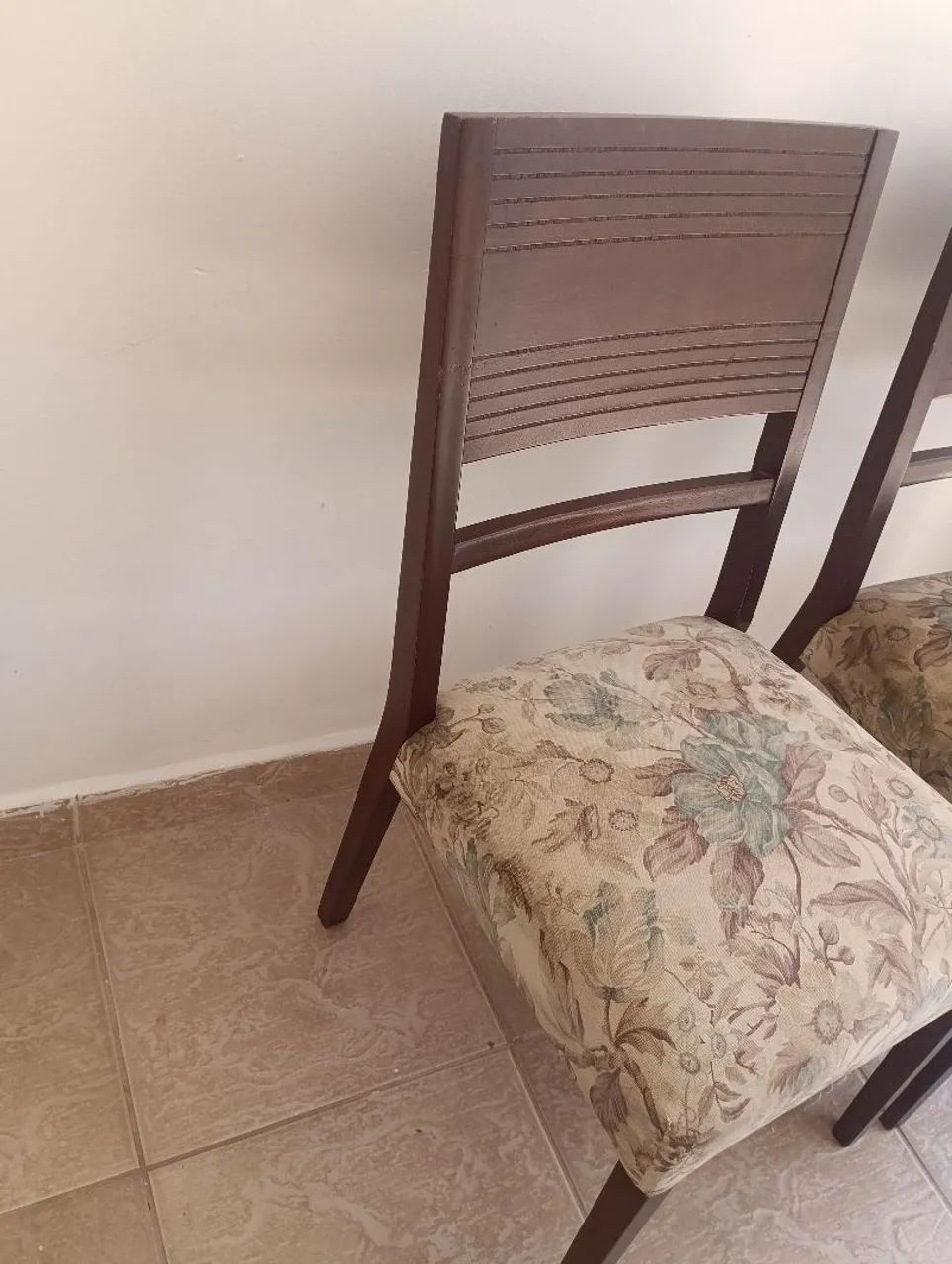 Jogo de mesa e 4 cadeiras madeira maciça  - Foto 5