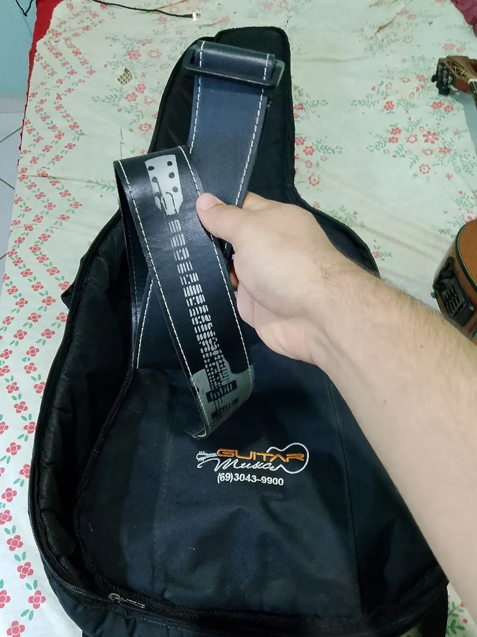 Capa de violão e correia 