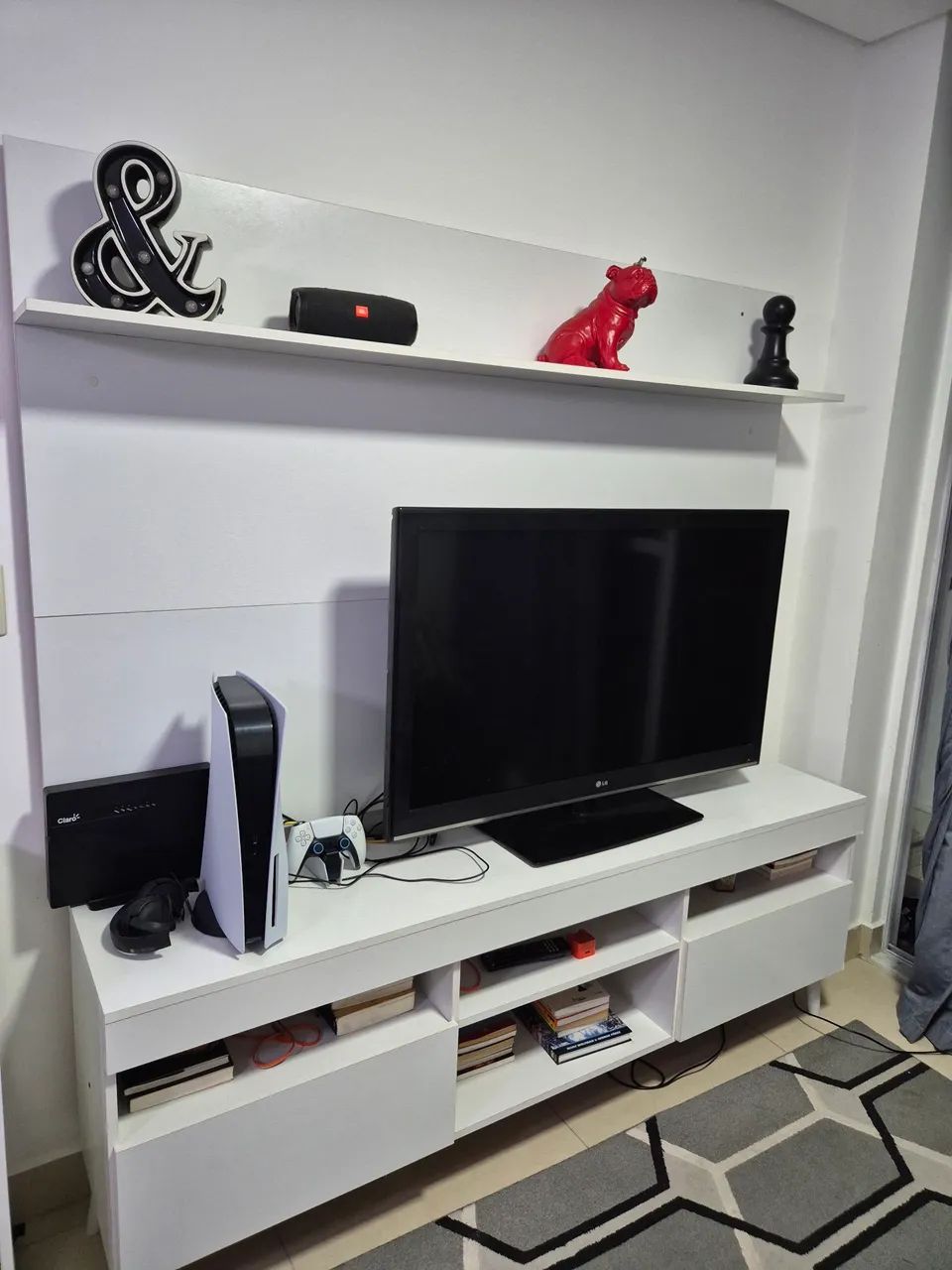 Rack com painel branco para sala de TV