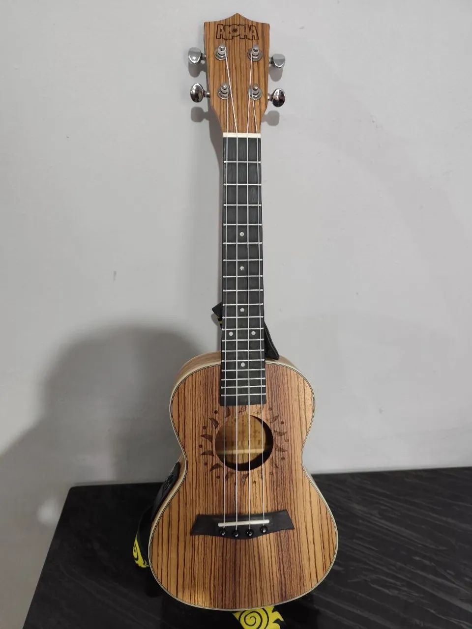 Ukulele Elétrico Concert
