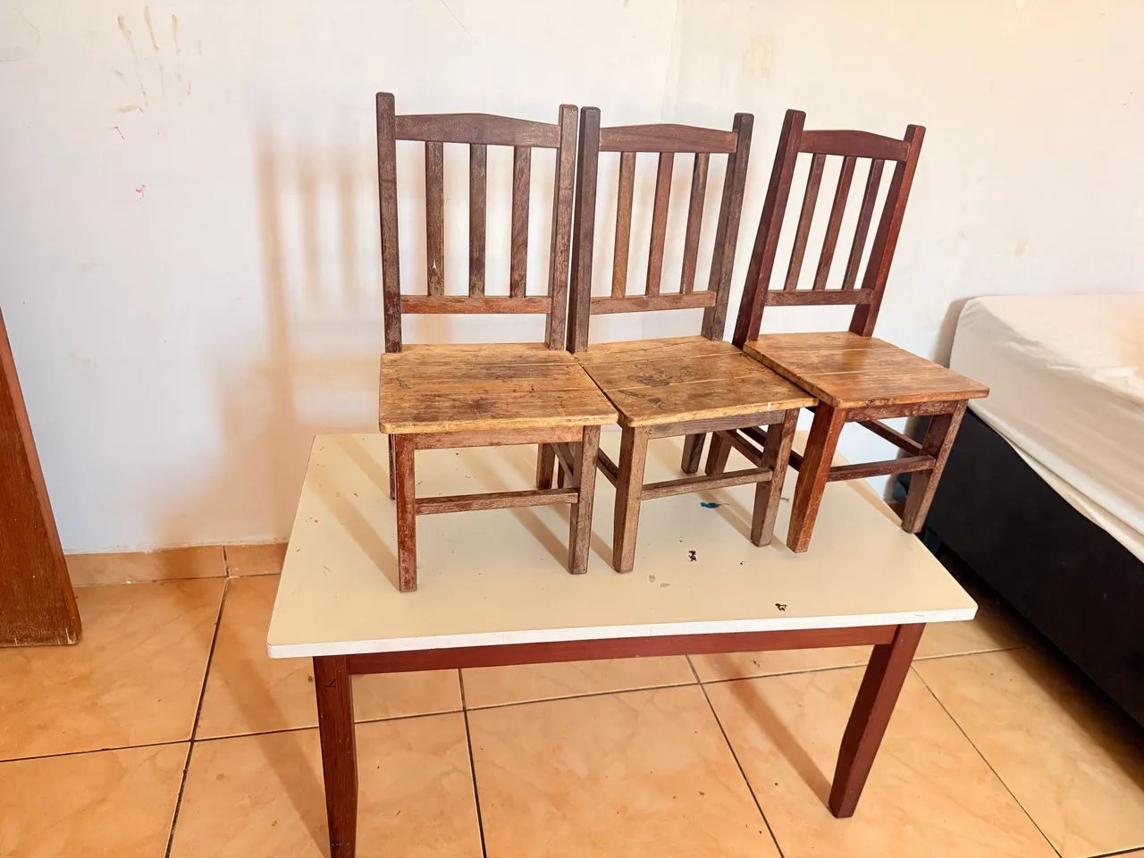 Mesa infantil madeira com 3 cadeiras 