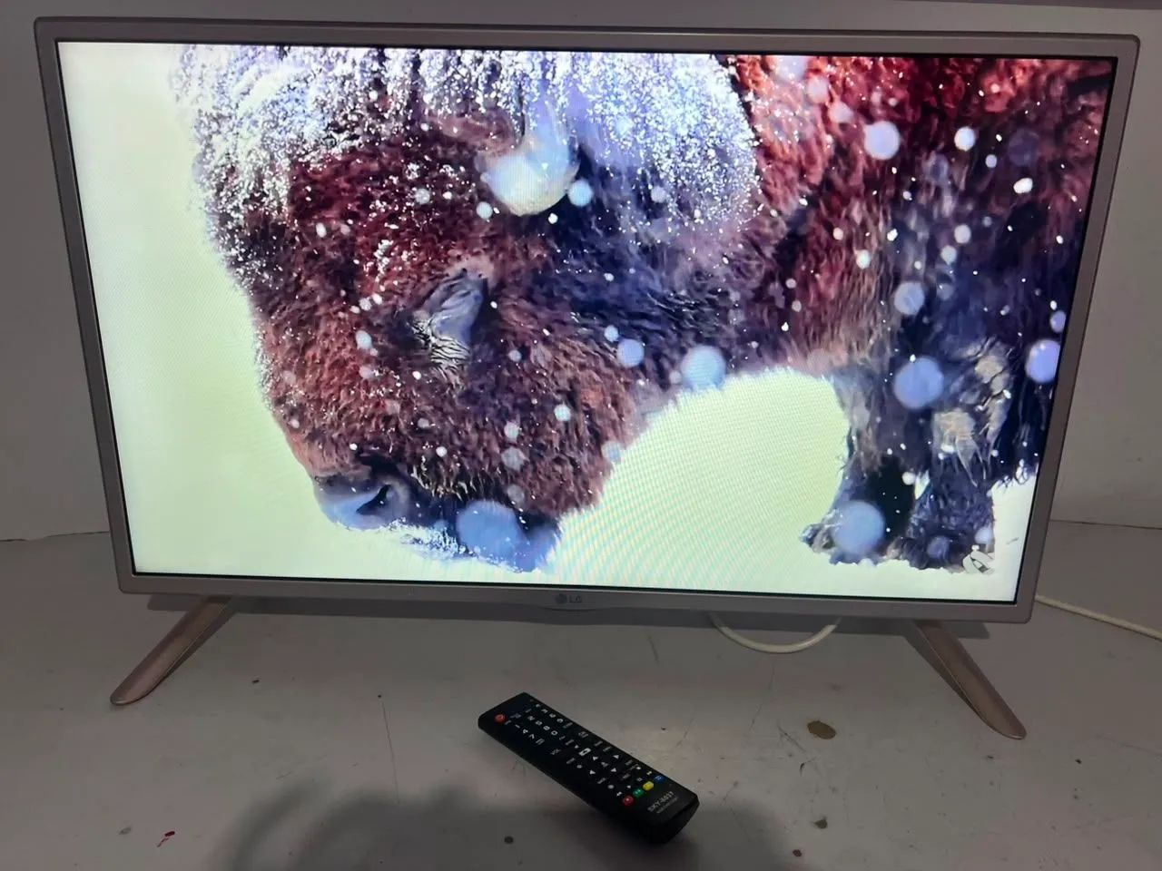 Smart Tv Led 32 Polegadas Lg Mod:32Lf585b Branca Com Pézinho e controle. Usada Bom estado  - Foto 4