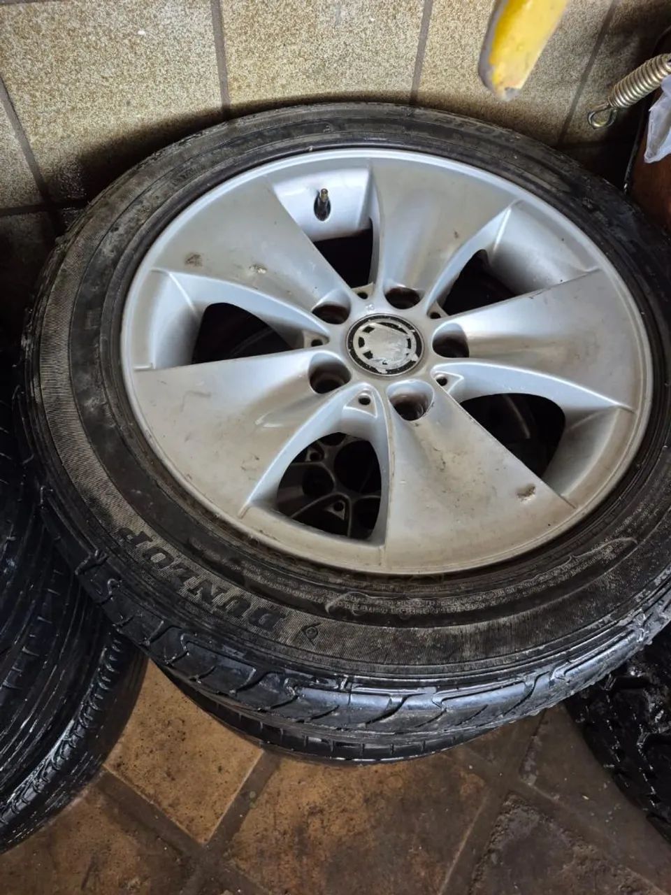 VENDE-SE 7 PNEUS COM AROS E UMA RODA 