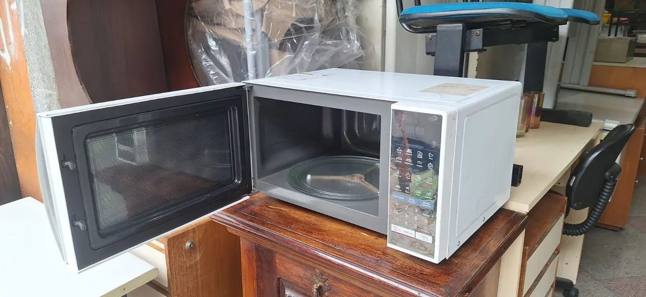 Microondas LG em bom estado e funcionando  . Volts 220. - Foto 2