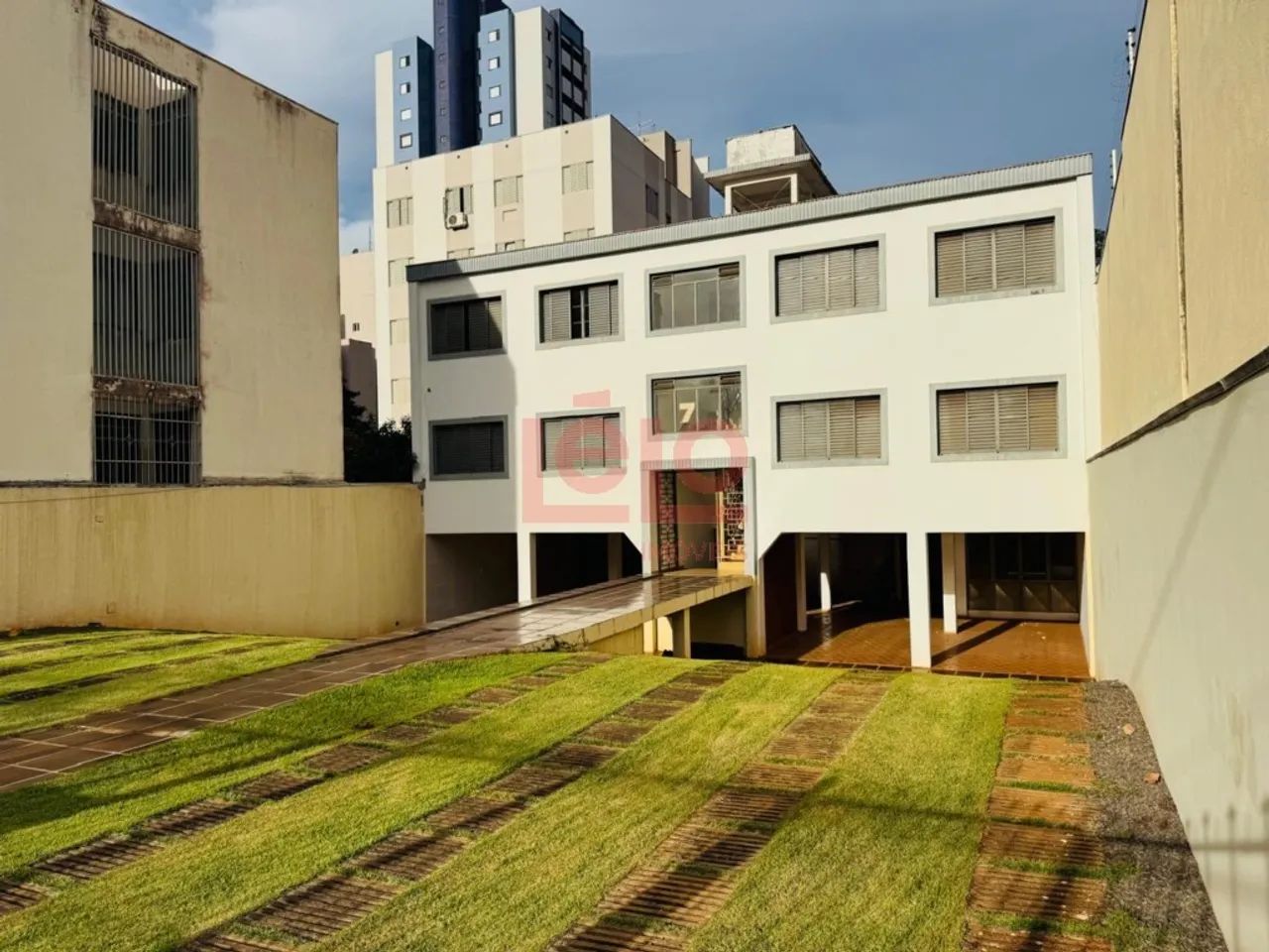 Prédio com 4 apartamentos de 82 m2 de área útil.