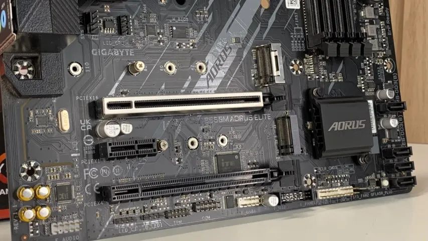 GIGABYTE B550M AORUS ELITE - Foto 4