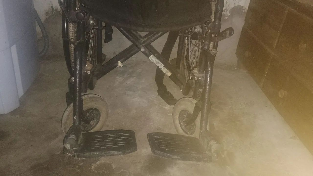 Vende-se uma cadeira de roda aceita proposta