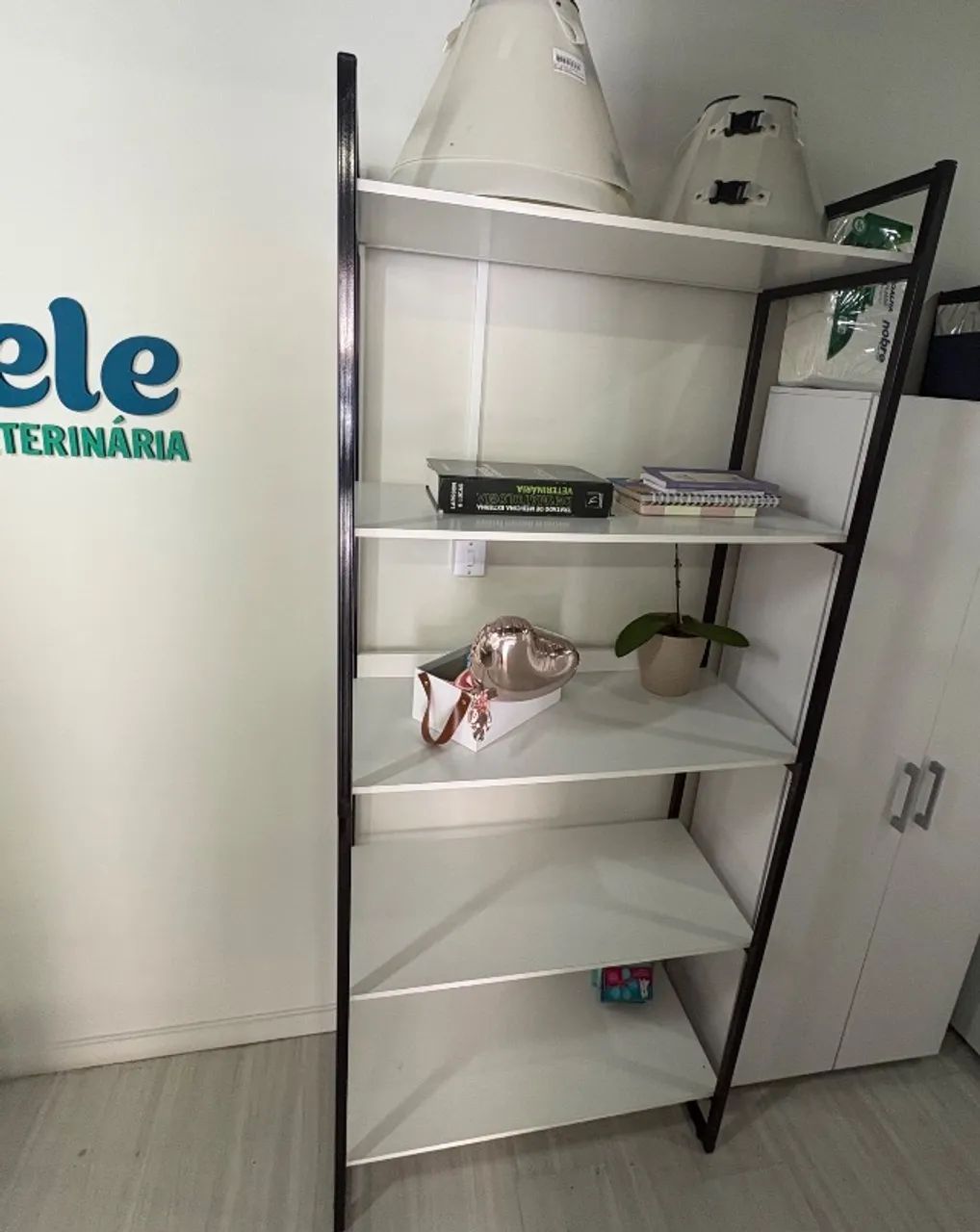 Prateleira preta e branca  - Foto 2