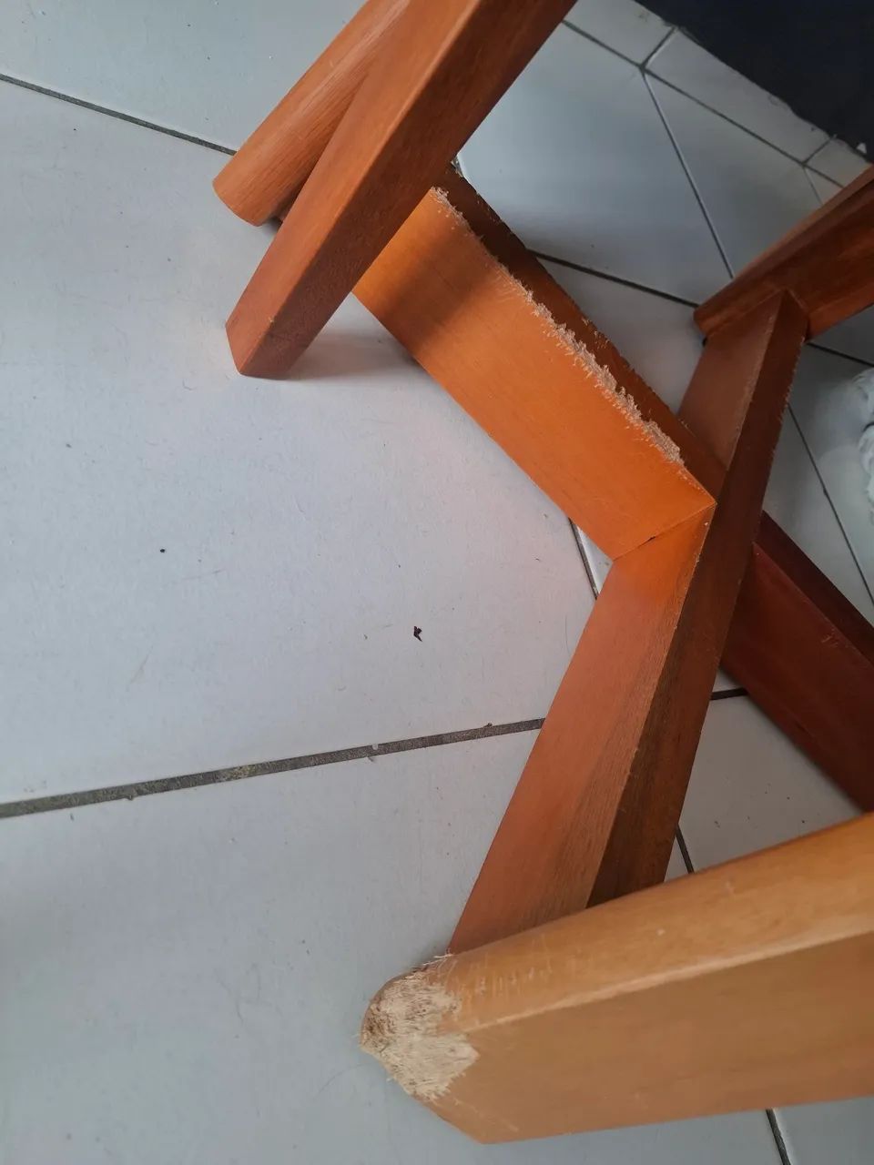 Mesa 4 cadeiras , madeira maciça.  - Foto 3