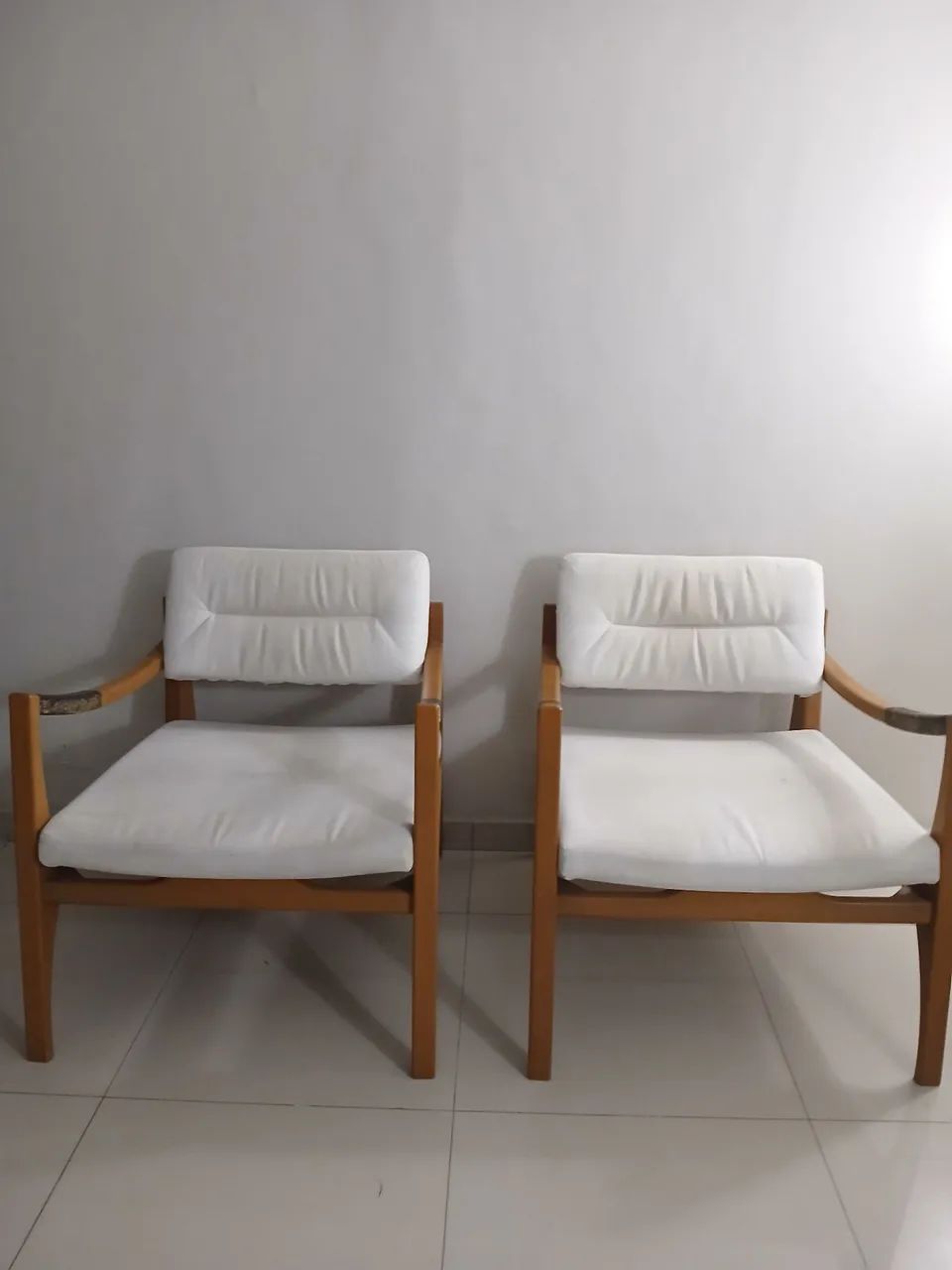 Par de poltronas em madeira com estofado off/White 