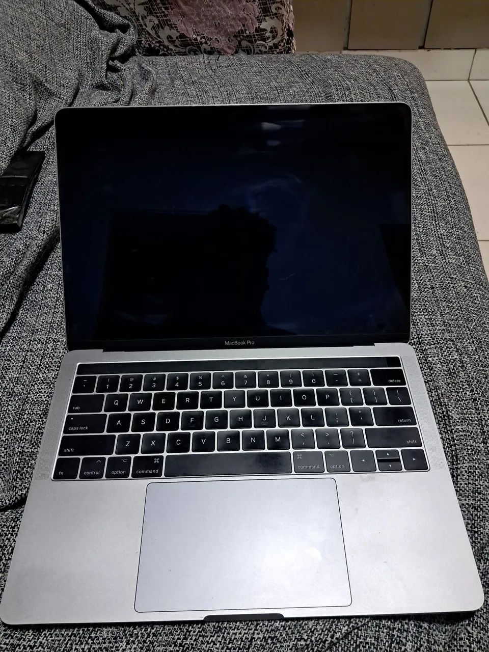 MacBook Pro 13" 2017 Touch Bar i5 8GB SSD 512GB (bateria p/ troca) - Foto 3